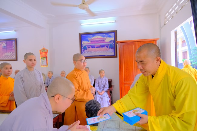 Tăng Ni sinh Khoa Hoằng Pháp khóa 15 HVPGVN thăm và chúc tết chùa Hoằng Pháp