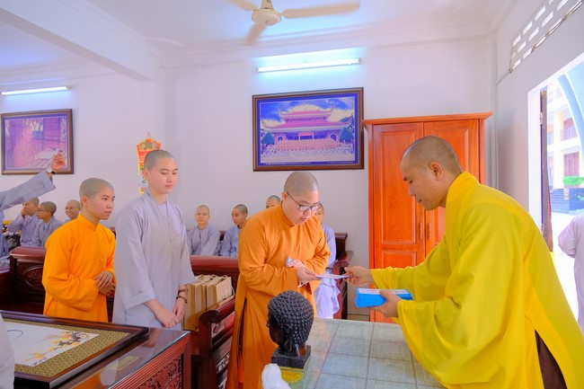 Tăng Ni sinh Khoa Hoằng Pháp khóa 15 HVPGVN thăm và chúc tết chùa Hoằng Pháp