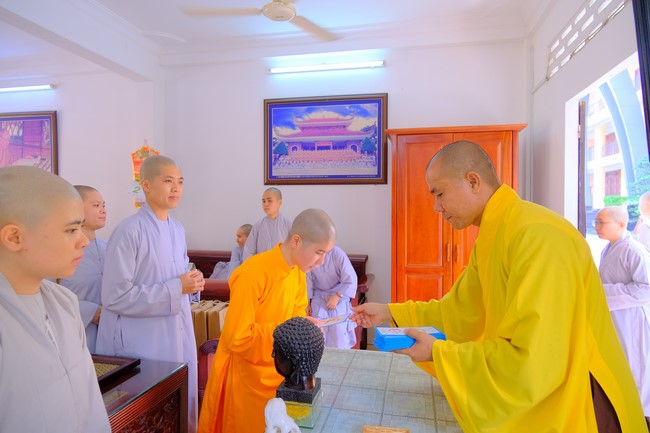 Tăng Ni sinh Khoa Hoằng Pháp khóa 15 HVPGVN thăm và chúc tết chùa Hoằng Pháp