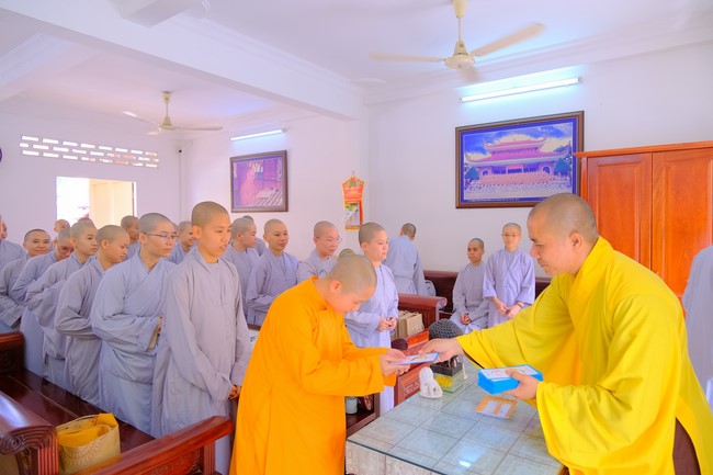 Tăng Ni sinh Khoa Hoằng Pháp khóa 15 HVPGVN thăm và chúc tết chùa Hoằng Pháp