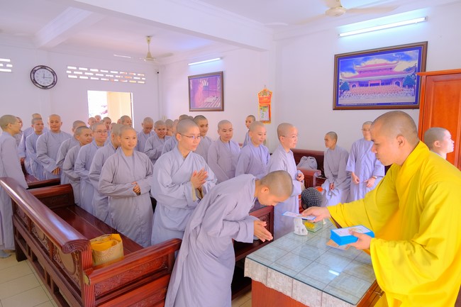 Tăng Ni sinh Khoa Hoằng Pháp khóa 15 HVPGVN thăm và chúc tết chùa Hoằng Pháp