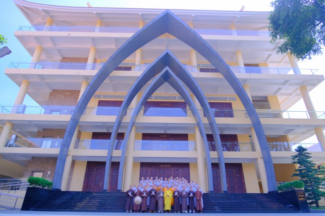 Tăng Ni sinh Khoa Hoằng Pháp khóa 15 HVPGVN thăm và chúc tết chùa Hoằng Pháp