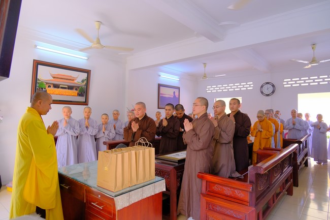 Tăng Ni sinh Khoa Hoằng Pháp khóa 15 HVPGVN thăm và chúc tết chùa Hoằng Pháp