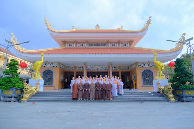 Tăng Ni sinh Khoa Hoằng Pháp khóa 15 HVPGVN thăm và chúc tết chùa Hoằng Pháp