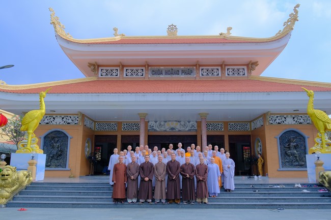 Tăng Ni sinh Khoa Hoằng Pháp khóa 15 HVPGVN thăm và chúc tết chùa Hoằng Pháp