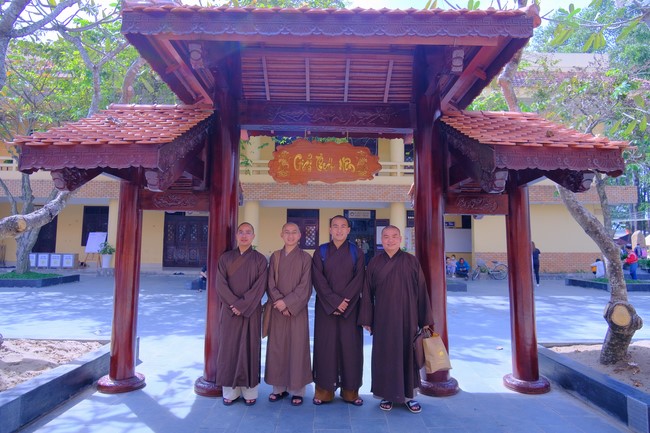 Tăng Ni sinh Khoa Hoằng Pháp khóa 15 HVPGVN thăm và chúc tết chùa Hoằng Pháp