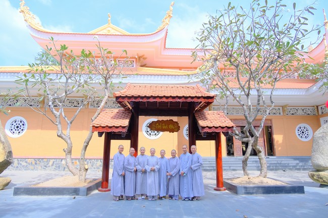 Tăng Ni sinh Khoa Hoằng Pháp khóa 15 HVPGVN thăm và chúc tết chùa Hoằng Pháp