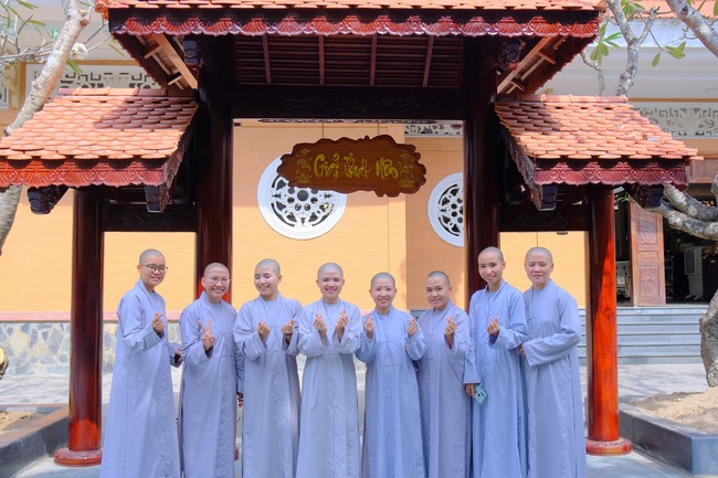 Tăng Ni sinh Khoa Hoằng Pháp khóa 15 HVPGVN thăm và chúc tết chùa Hoằng Pháp