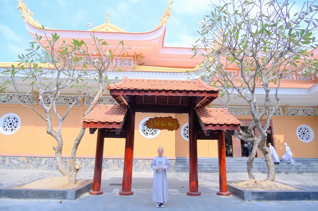 Tăng Ni sinh Khoa Hoằng Pháp khóa 15 HVPGVN thăm và chúc tết chùa Hoằng Pháp