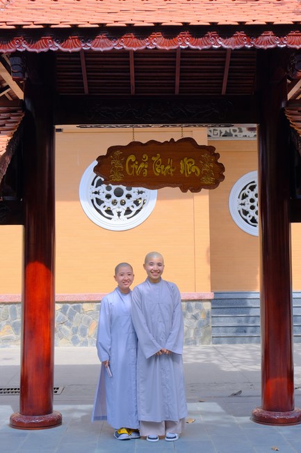 Tăng Ni sinh Khoa Hoằng Pháp khóa 15 HVPGVN thăm và chúc tết chùa Hoằng Pháp