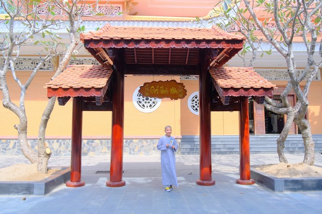 Tăng Ni sinh Khoa Hoằng Pháp khóa 15 HVPGVN thăm và chúc tết chùa Hoằng Pháp