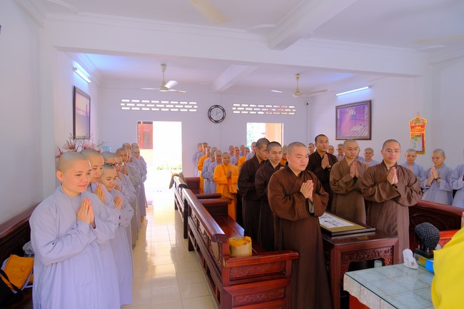 Tăng Ni sinh Khoa Hoằng Pháp khóa 15 HVPGVN thăm và chúc tết chùa Hoằng Pháp