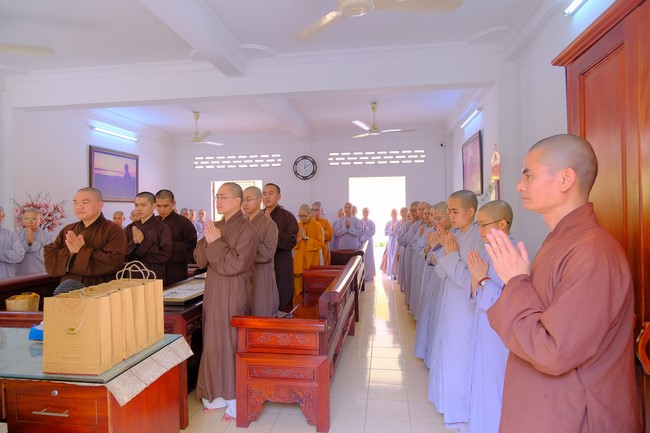 Tăng Ni sinh Khoa Hoằng Pháp khóa 15 HVPGVN thăm và chúc tết chùa Hoằng Pháp