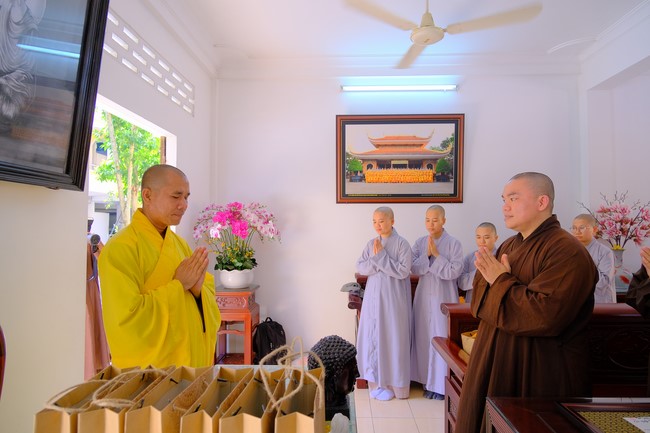 Tăng Ni sinh Khoa Hoằng Pháp khóa 15 HVPGVN thăm và chúc tết chùa Hoằng Pháp