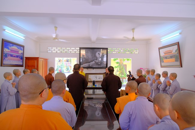 Tăng Ni sinh Khoa Hoằng Pháp khóa 15 HVPGVN thăm và chúc tết chùa Hoằng Pháp