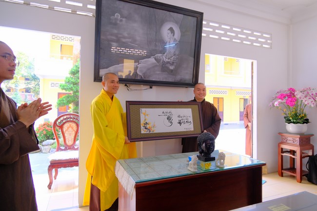 Tăng Ni sinh Khoa Hoằng Pháp khóa 15 HVPGVN thăm và chúc tết chùa Hoằng Pháp