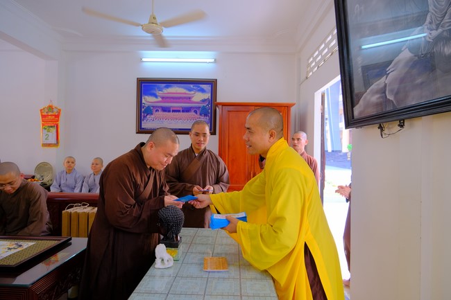 Tăng Ni sinh Khoa Hoằng Pháp khóa 15 HVPGVN thăm và chúc tết chùa Hoằng Pháp