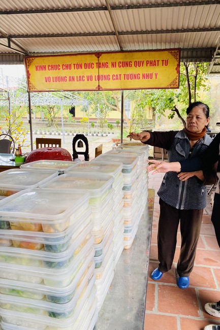 Charity and year - end creature releasing of Dong Cao Pagoda, Thanh Hoa