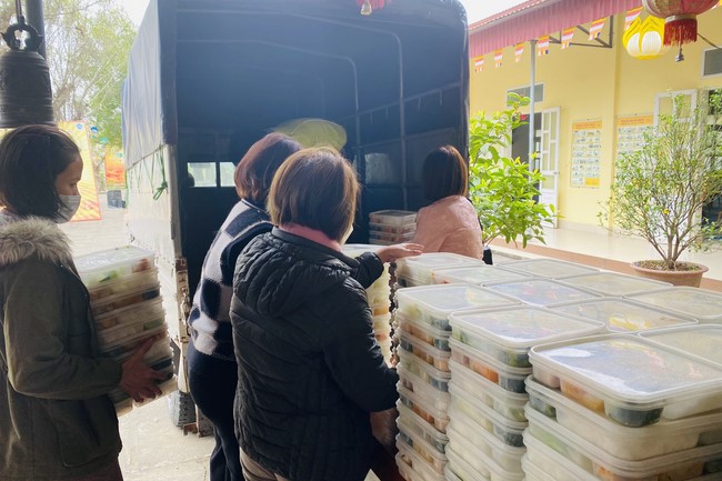 Charity and year - end creature releasing of Dong Cao Pagoda, Thanh Hoa