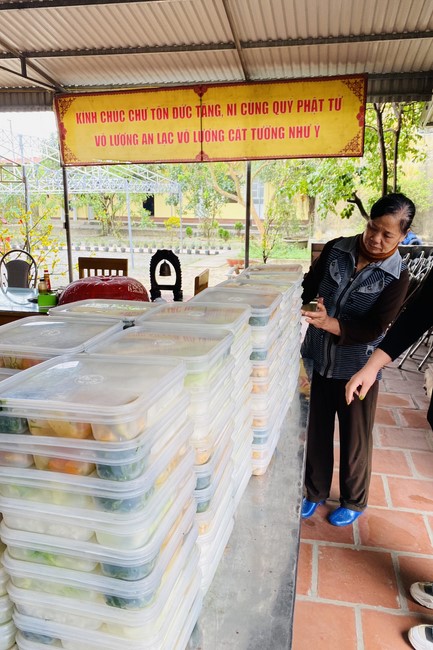 Charity and year - end creature releasing of Dong Cao Pagoda, Thanh Hoa