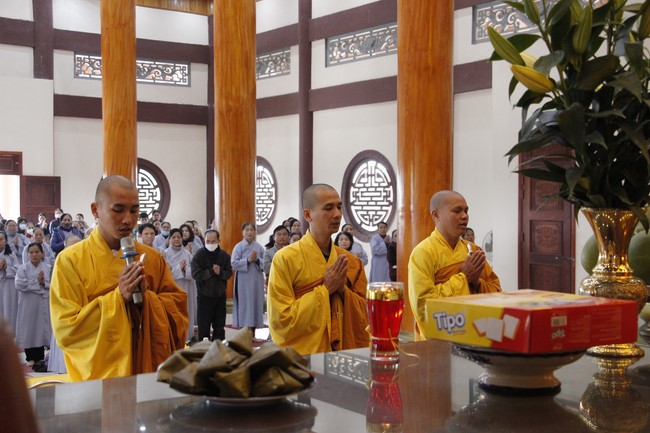 The rite of year end dharma thanking at Giai Lam pagoda