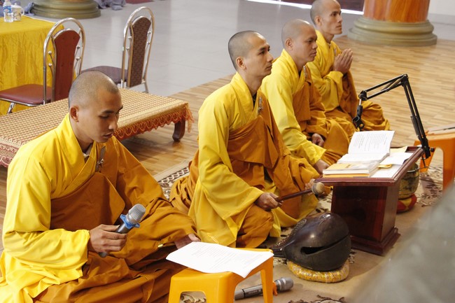 The rite of year end dharma thanking at Giai Lam pagoda