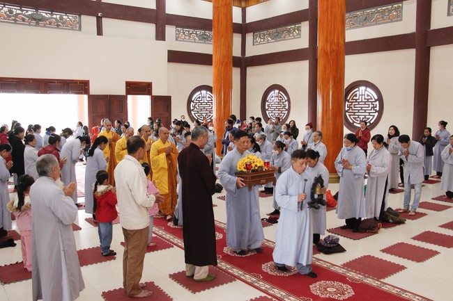 The rite of year end dharma thanking at Giai Lam pagoda