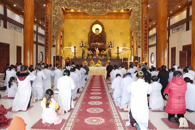 The rite of year end dharma thanking at Giai Lam pagoda