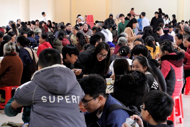 The rite of year end dharma thanking at Giai Lam pagoda