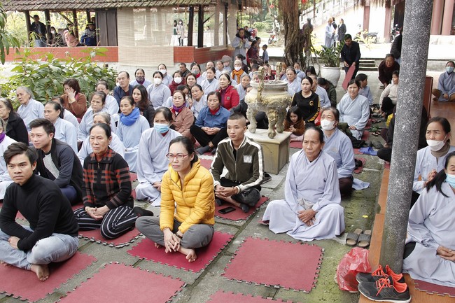 The rite of year end dharma thanking at Giai Lam pagoda