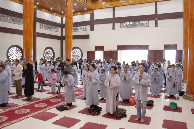 The rite of year end dharma thanking at Giai Lam pagoda