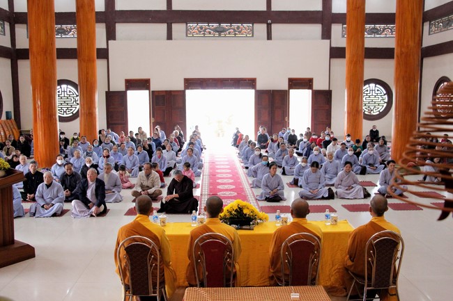 The rite of year end dharma thanking at Giai Lam pagoda