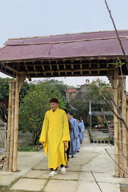 Year End Retreat, a past year closing rite, giving Tet gifts at Dong Cao pagoda