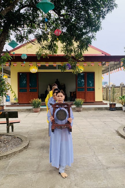 Year End Retreat, a past year closing rite, giving Tet gifts at Dong Cao pagoda