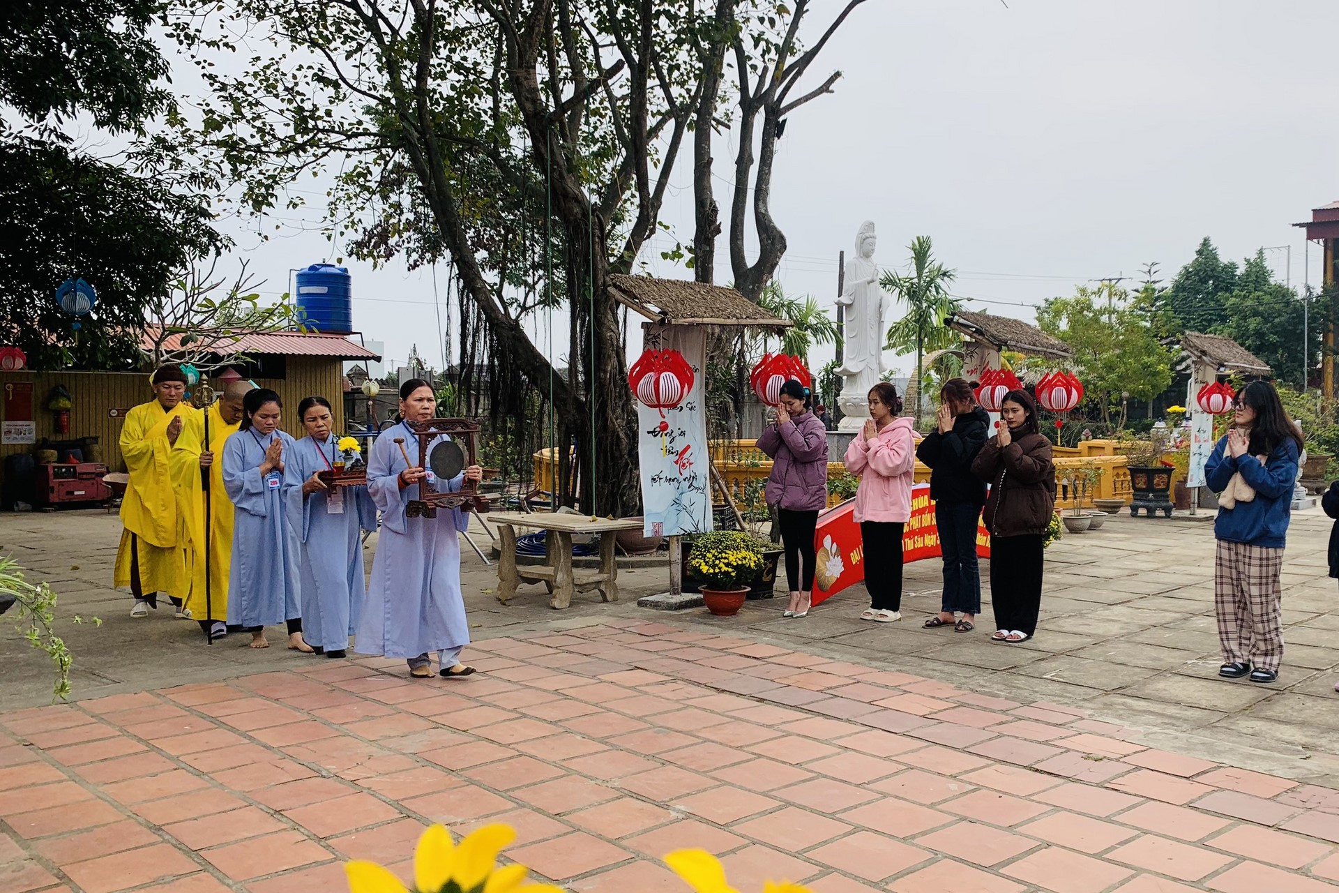Year End Retreat, a past year closing rite, giving Tet gifts at Dong Cao pagoda