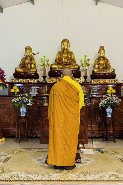 Year End Retreat, a past year closing rite, giving Tet gifts at Dong Cao pagoda