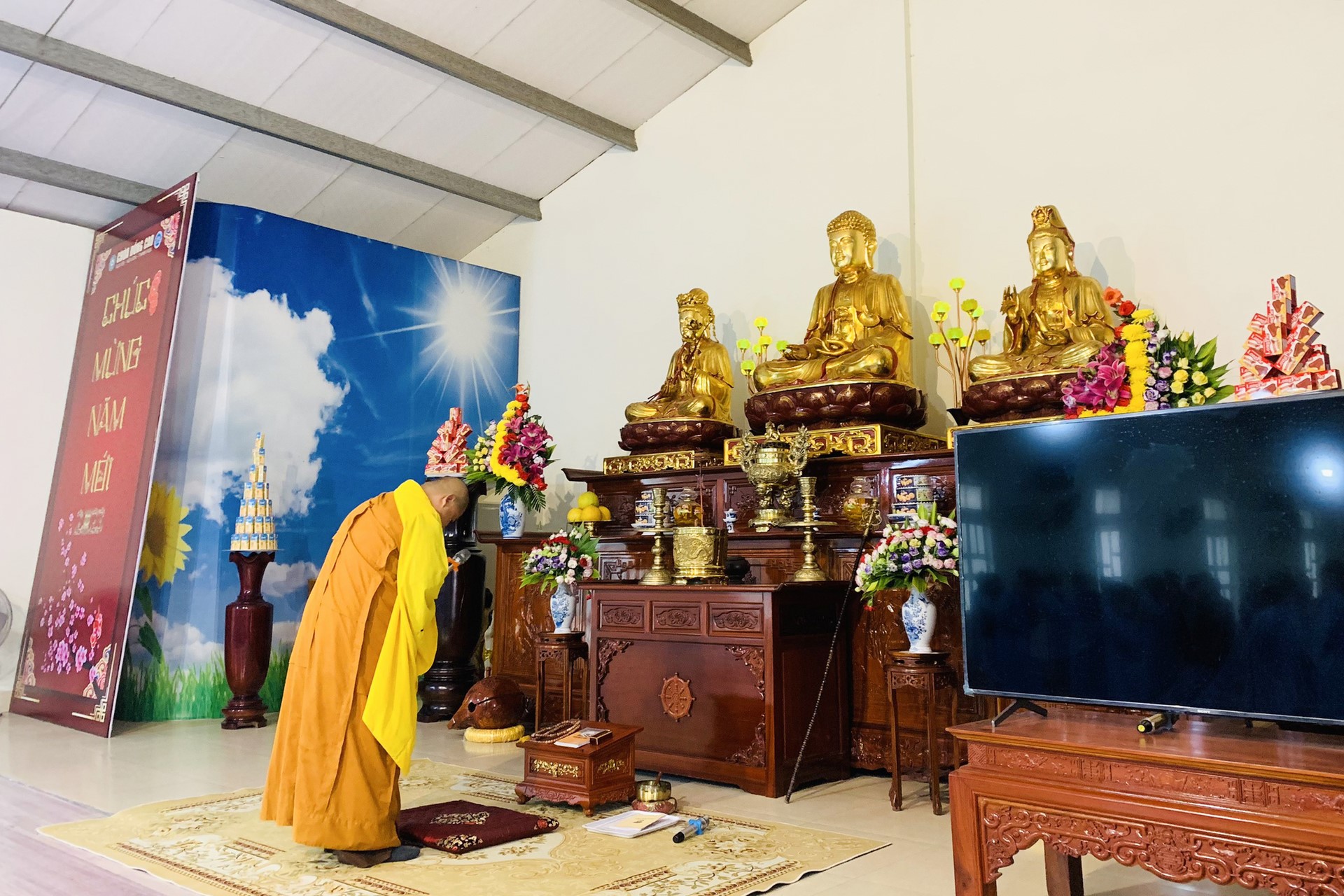 Year End Retreat, a past year closing rite, giving Tet gifts at Dong Cao pagoda