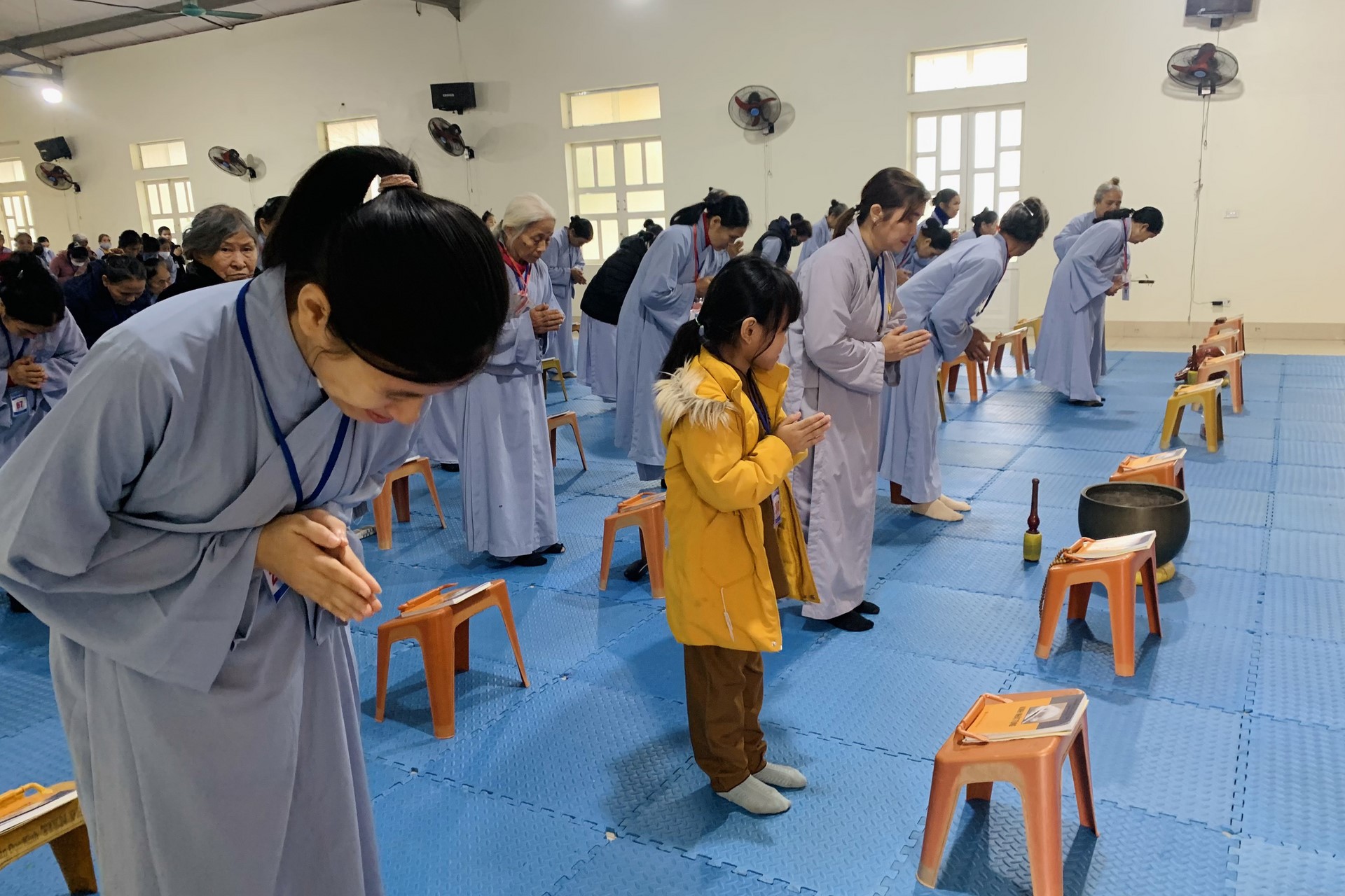 Year End Retreat, a past year closing rite, giving Tet gifts at Dong Cao pagoda
