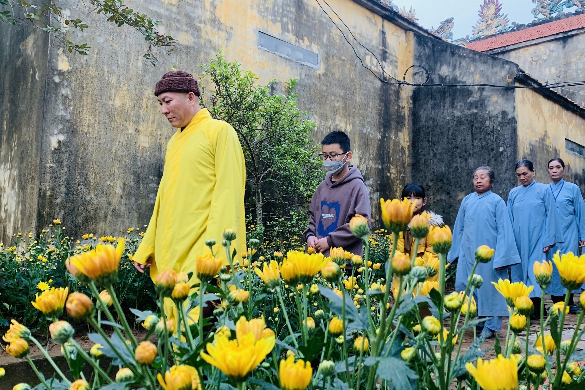 Year End Retreat, a past year closing rite, giving Tet gifts at Dong Cao pagoda