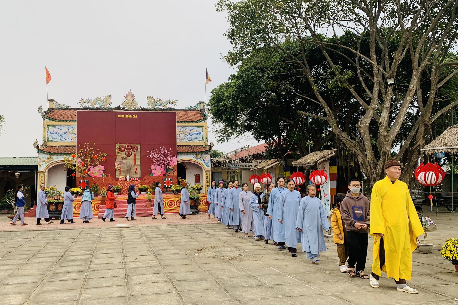 Year End Retreat, a past year closing rite, giving Tet gifts at Dong Cao pagoda