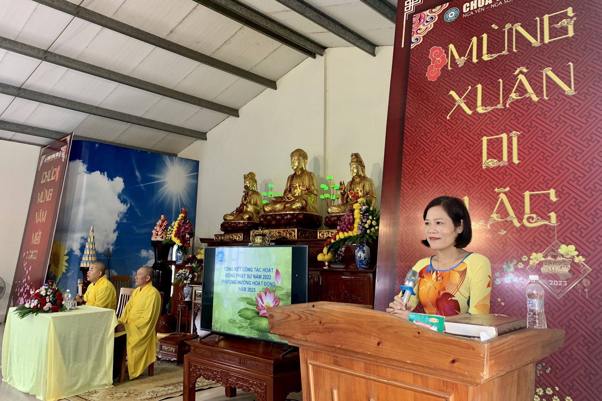 Year End Retreat, a past year closing rite, giving Tet gifts at Dong Cao pagoda