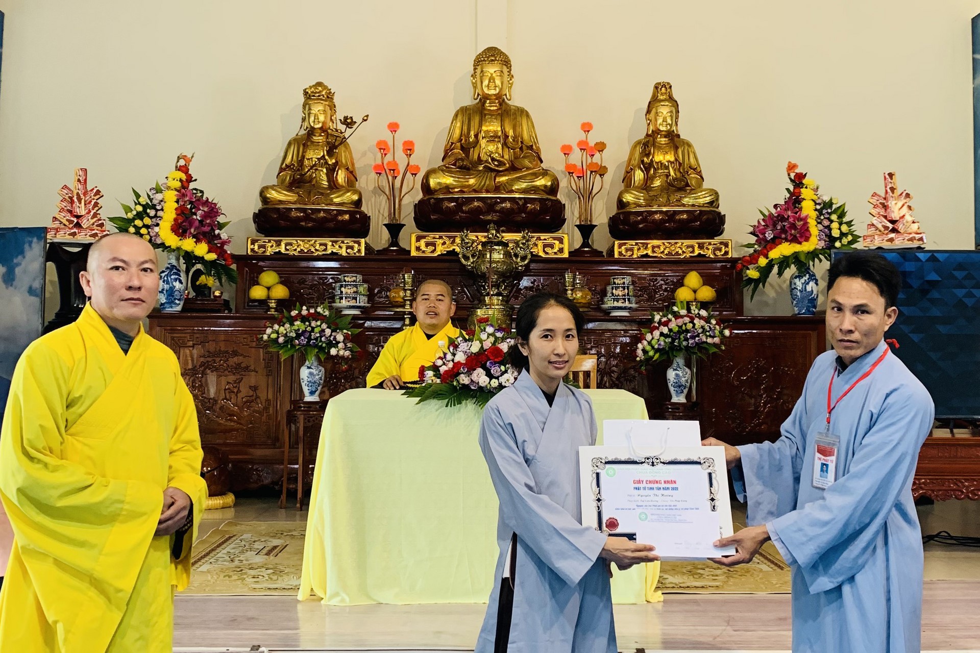 Year End Retreat, a past year closing rite, giving Tet gifts at Dong Cao pagoda