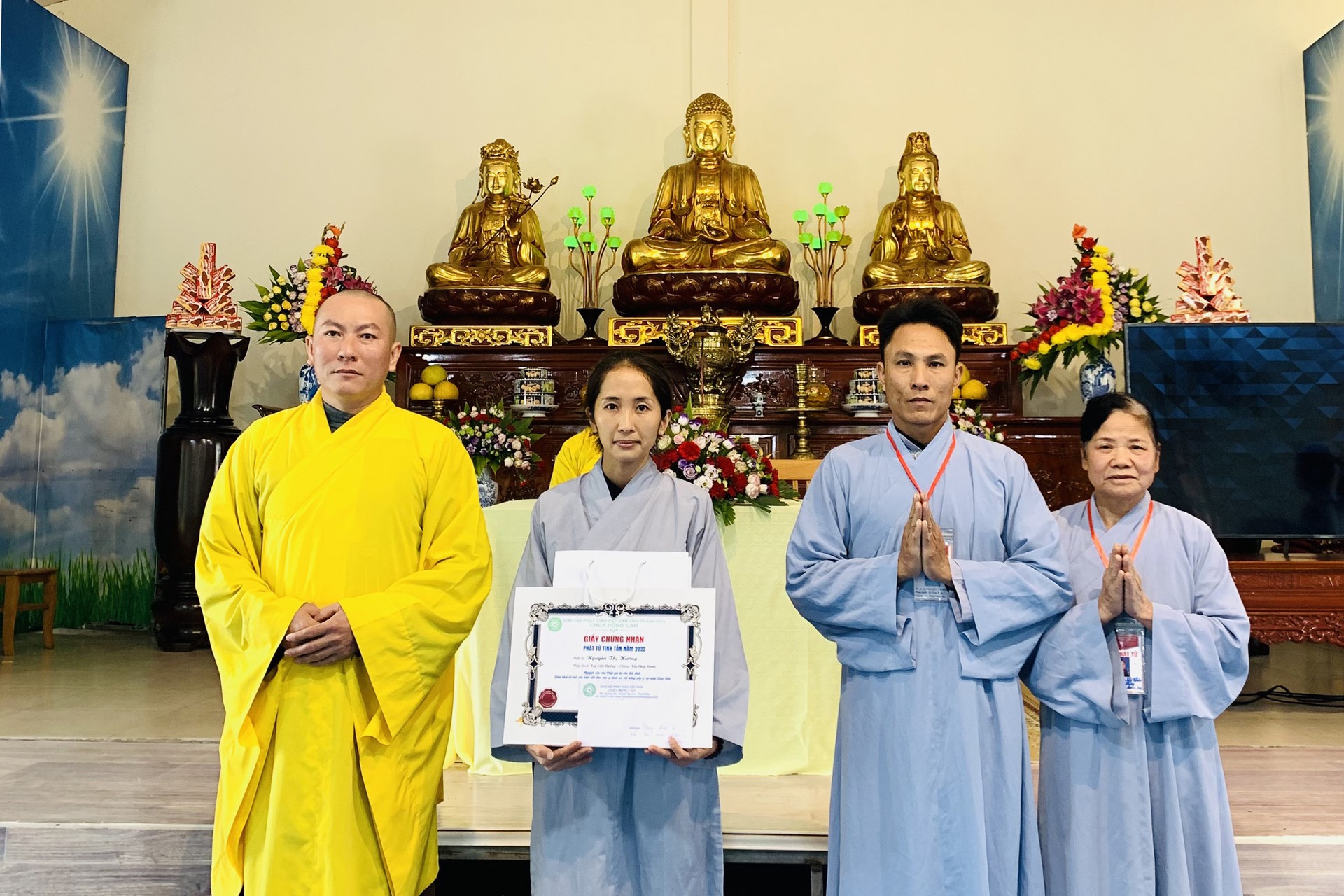 Year End Retreat, a past year closing rite, giving Tet gifts at Dong Cao pagoda