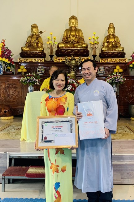 Year End Retreat, a past year closing rite, giving Tet gifts at Dong Cao pagoda