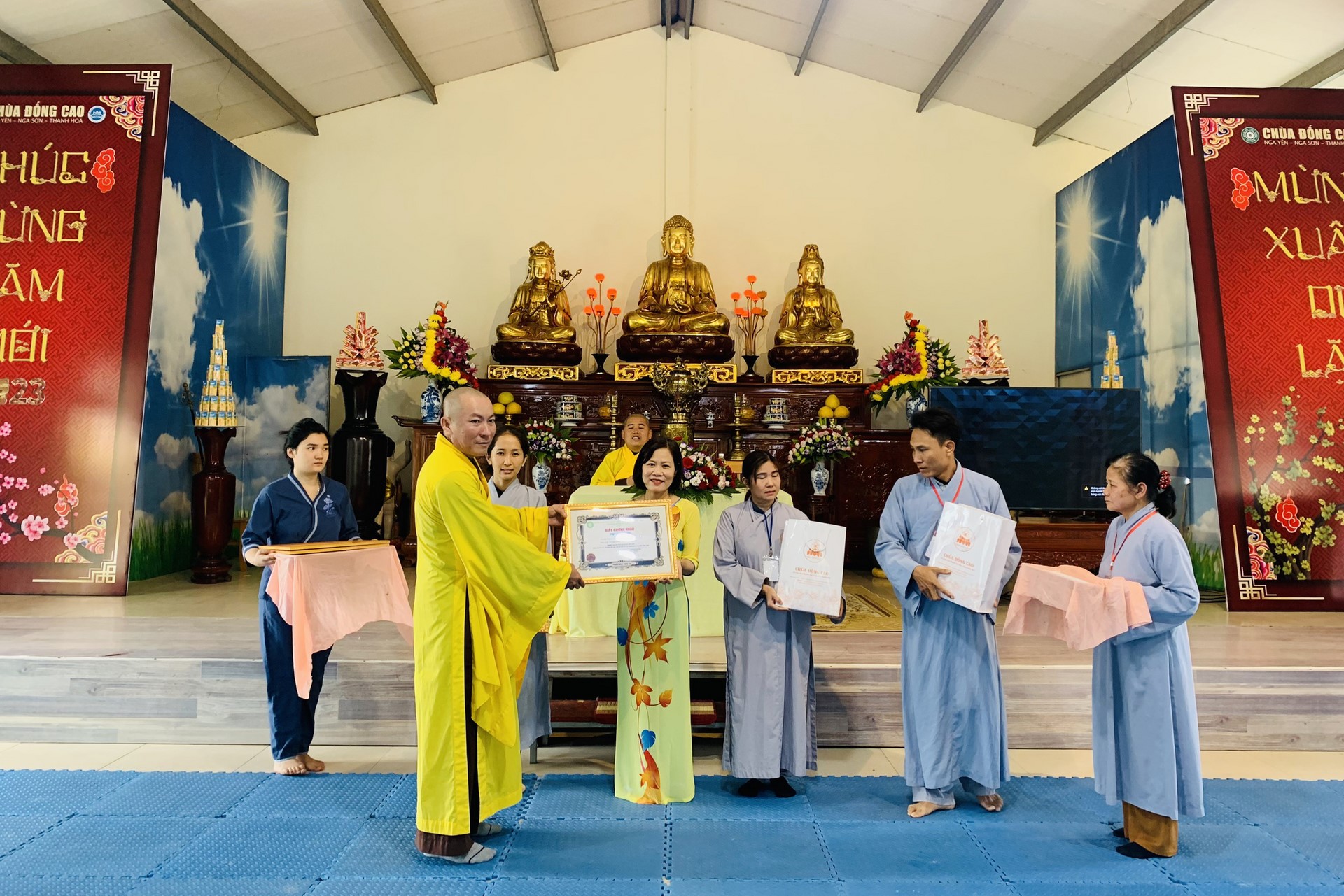 Year End Retreat, a past year closing rite, giving Tet gifts at Dong Cao pagoda