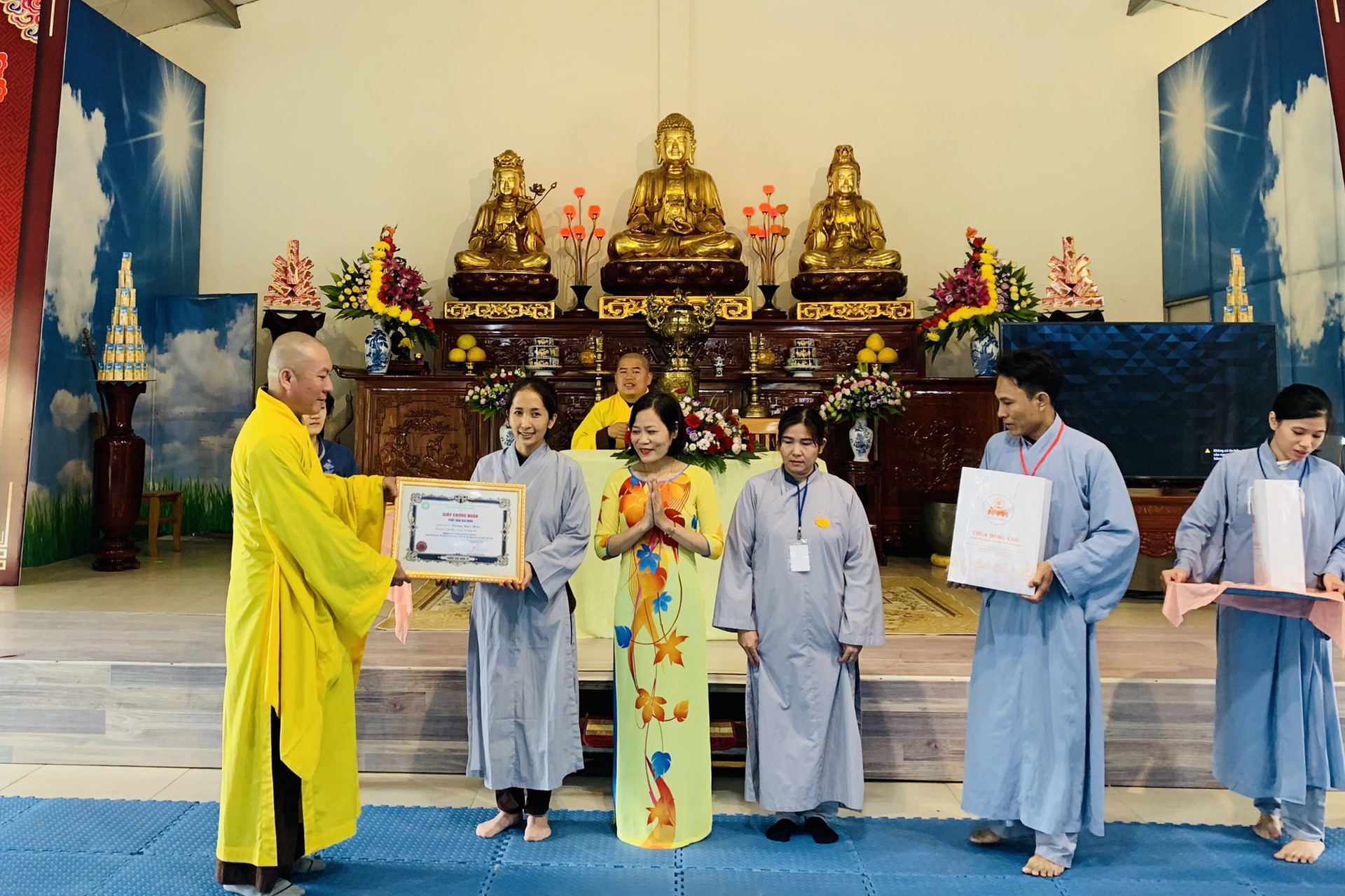 Year End Retreat, a past year closing rite, giving Tet gifts at Dong Cao pagoda