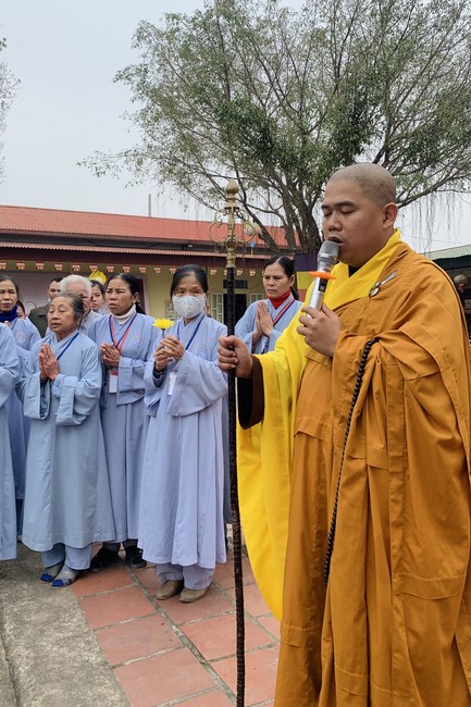 Year End Retreat, a past year closing rite, giving Tet gifts at Dong Cao pagoda