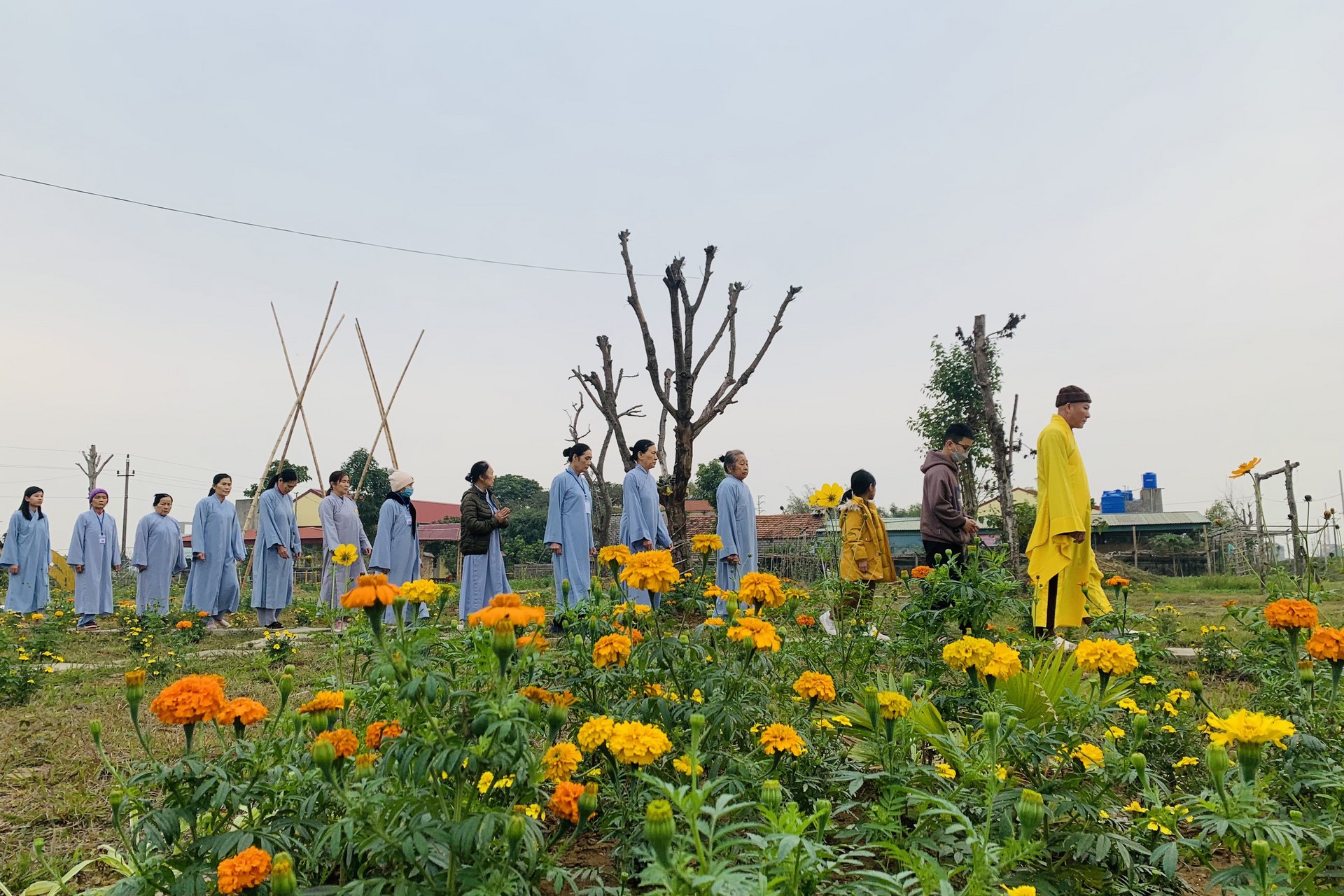 Year End Retreat, a past year closing rite, giving Tet gifts at Dong Cao pagoda