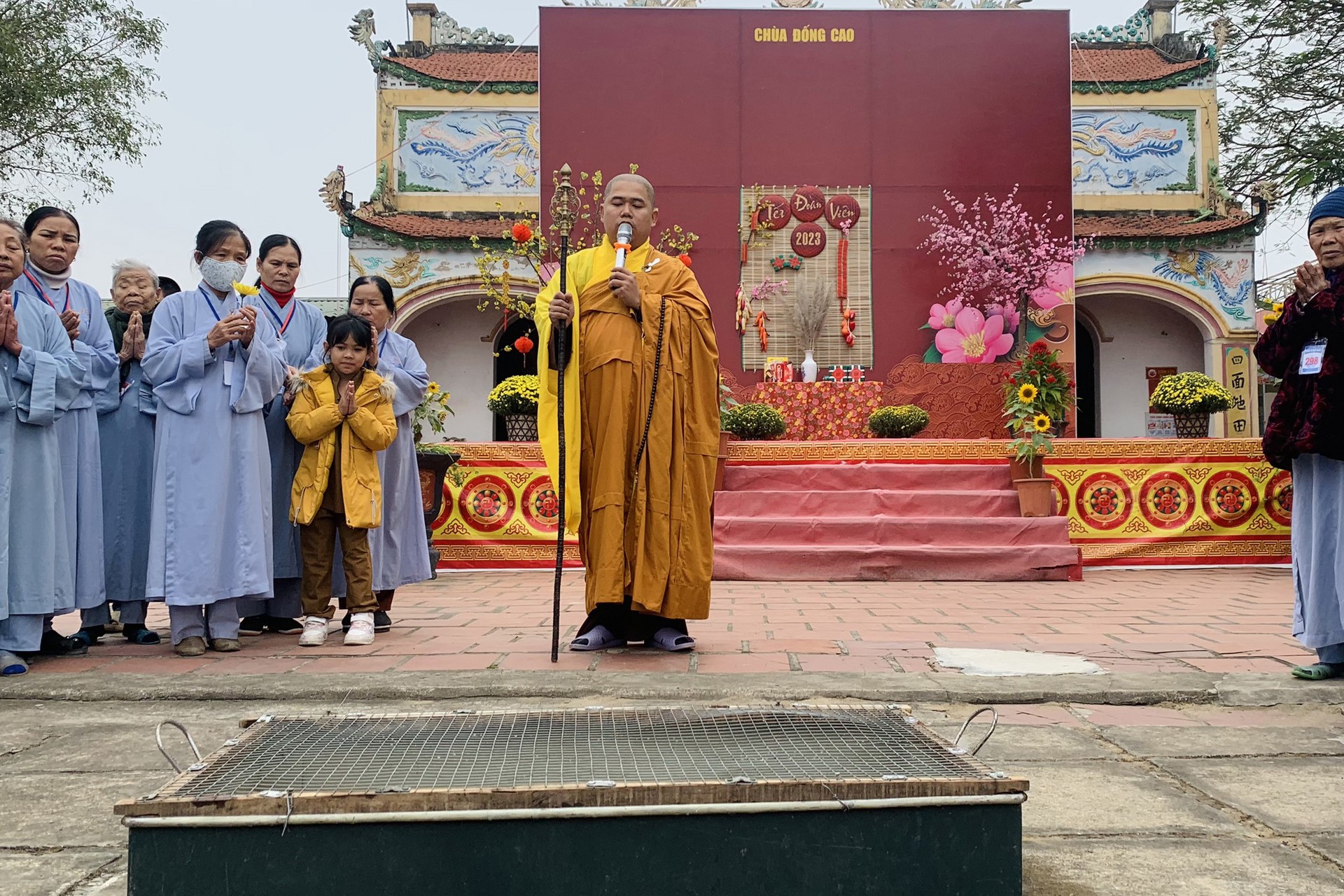 Year End Retreat, a past year closing rite, giving Tet gifts at Dong Cao pagoda