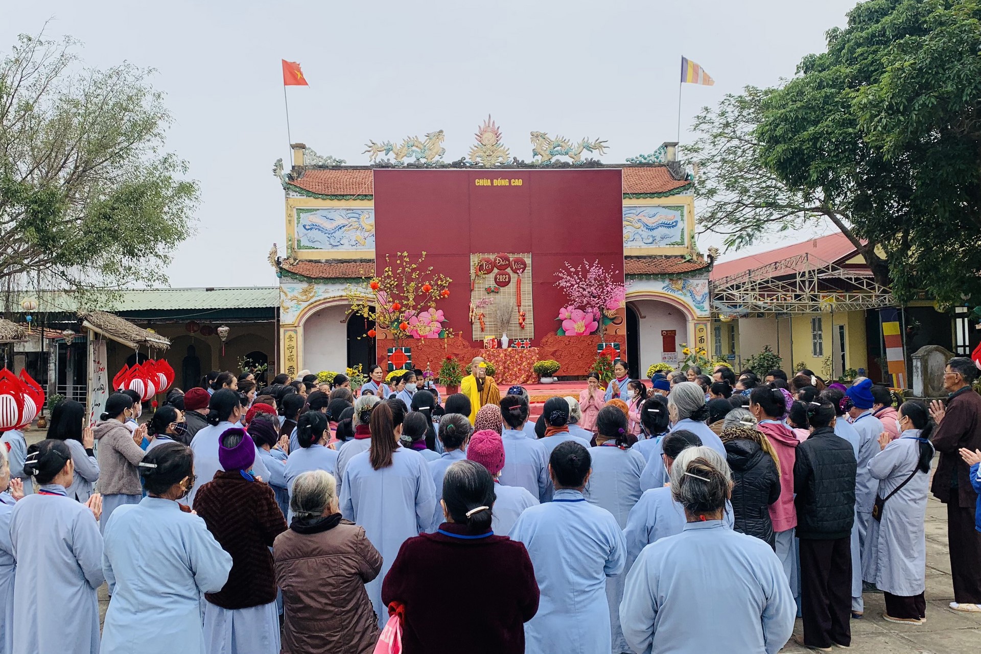 Year End Retreat, a past year closing rite, giving Tet gifts at Dong Cao pagoda